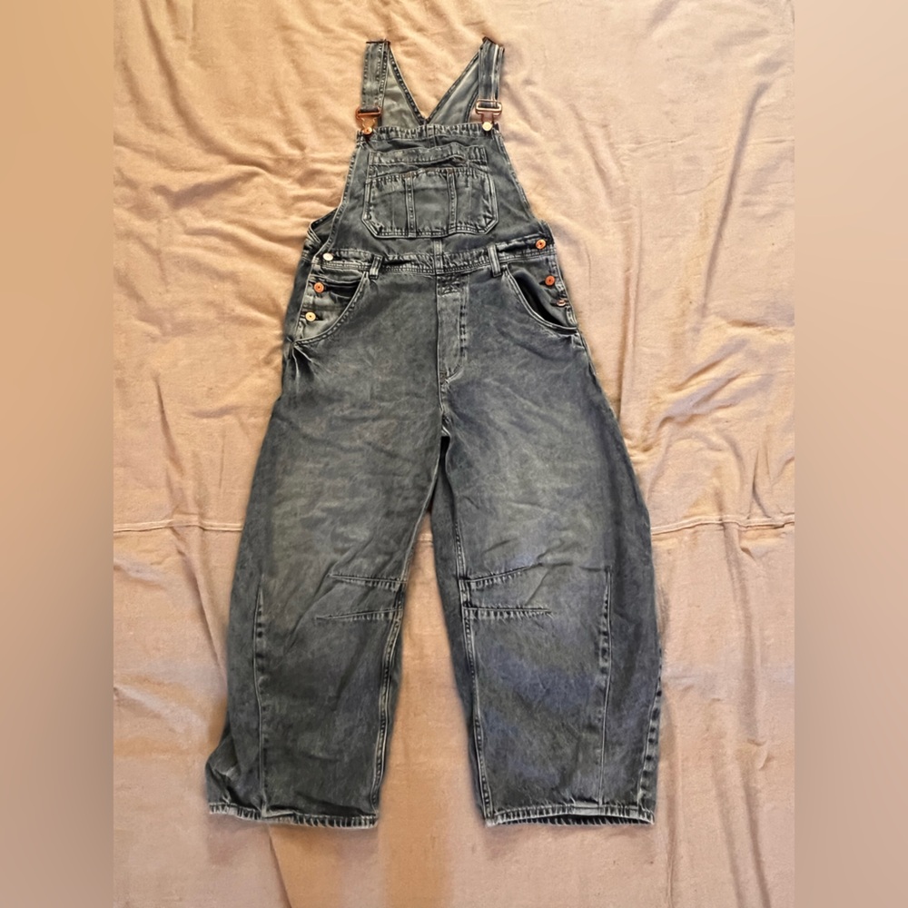 brand new gap slight barrel overalls
only washed but never worn